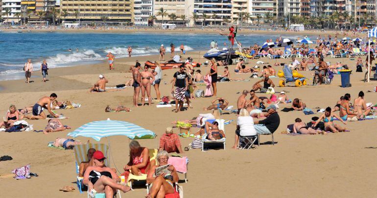 Bañistas en la playa de Las Canteras.