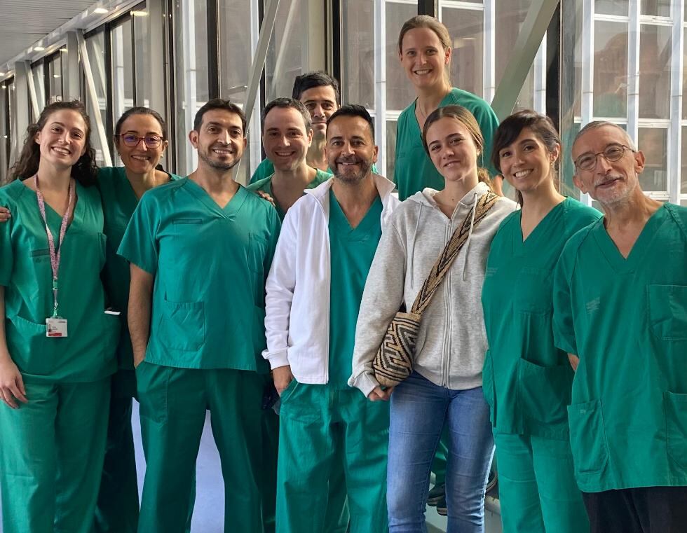 El equipo de Cardiología del Hospital Clínico de València con la joven que usará el chaleco desfibrilador