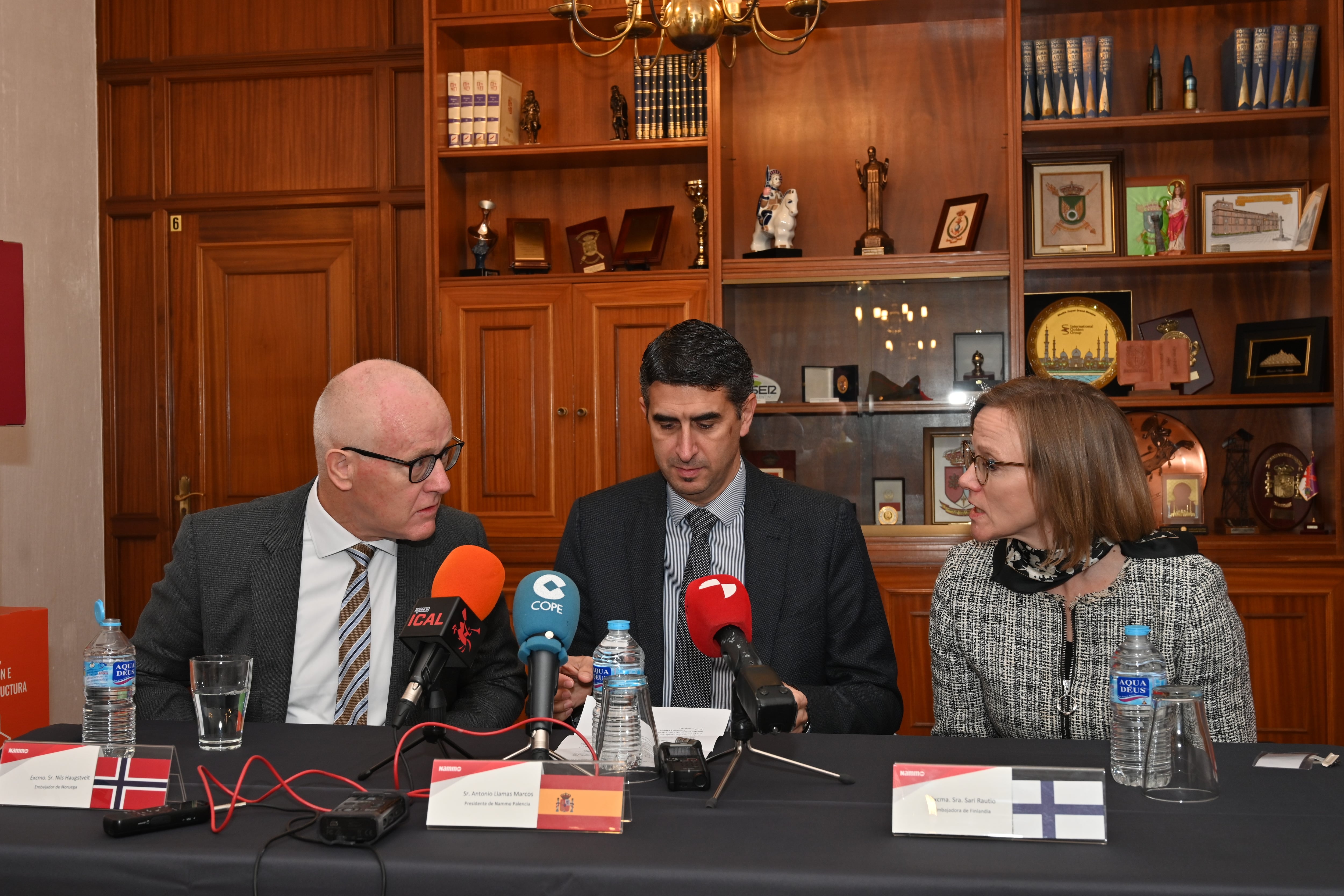 Los embajadores de Noruega, Nils Haugstveit (i), y Finlandia, Sari Rautio (d) junto al presidente de Nammo Palencia, Antonio Llamas (c) destacan en una rueda de prensa el papel estratégico de la industria de defensa en la seguridad europea. EFE/ Almudena Álvarez