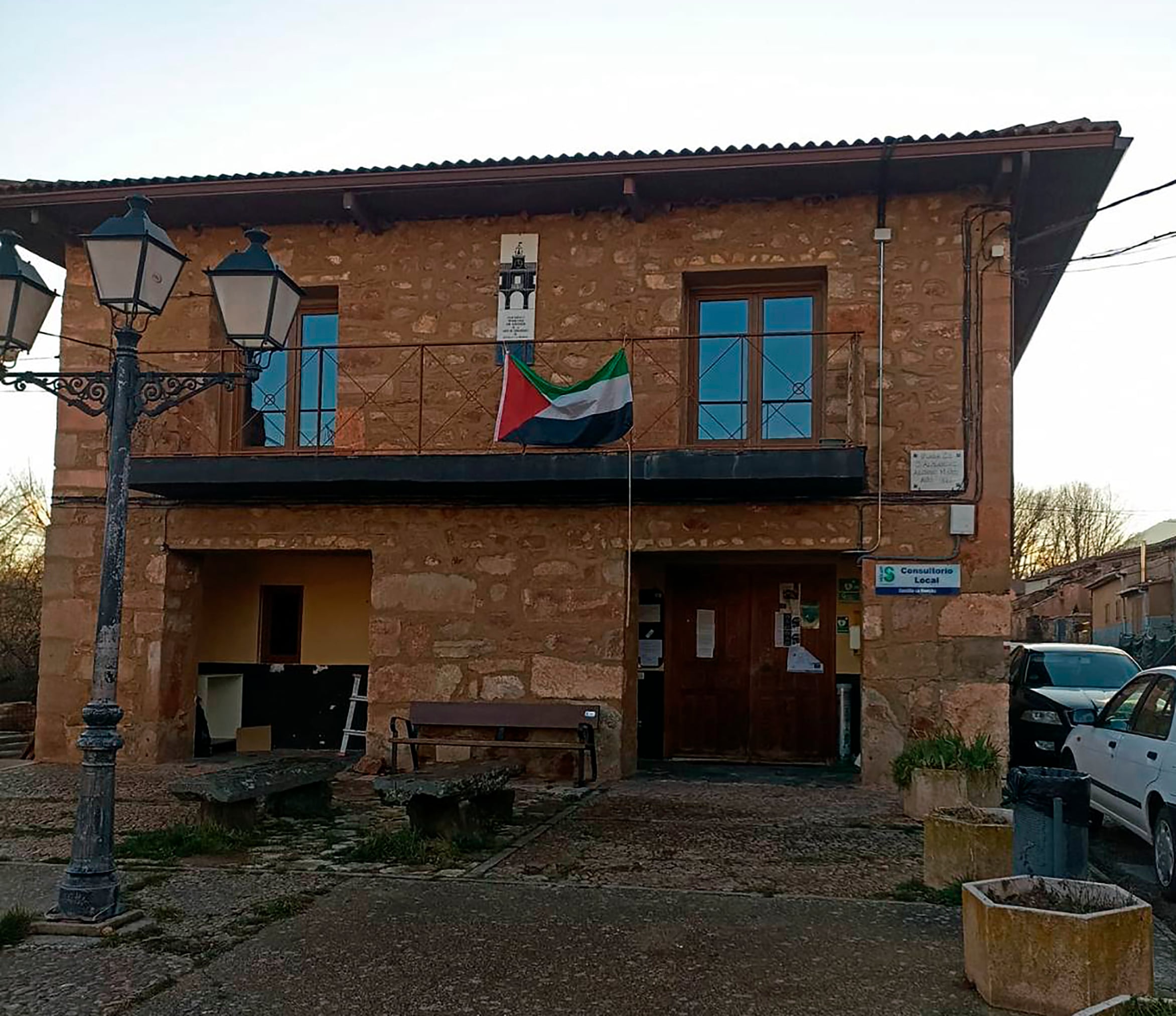 Ayuntamiento de Albendiego con la bandera de Palestina