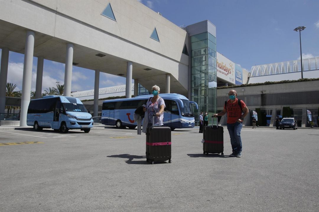 Viajeros procedentes de Alemania suben a los autobuses que les llevarán a su alojamiento