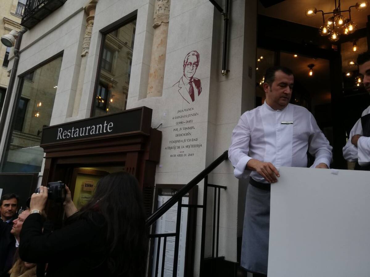 El recuerdo de Gonzalo Sendín se hace eterno en la fachada de su "Mesón"