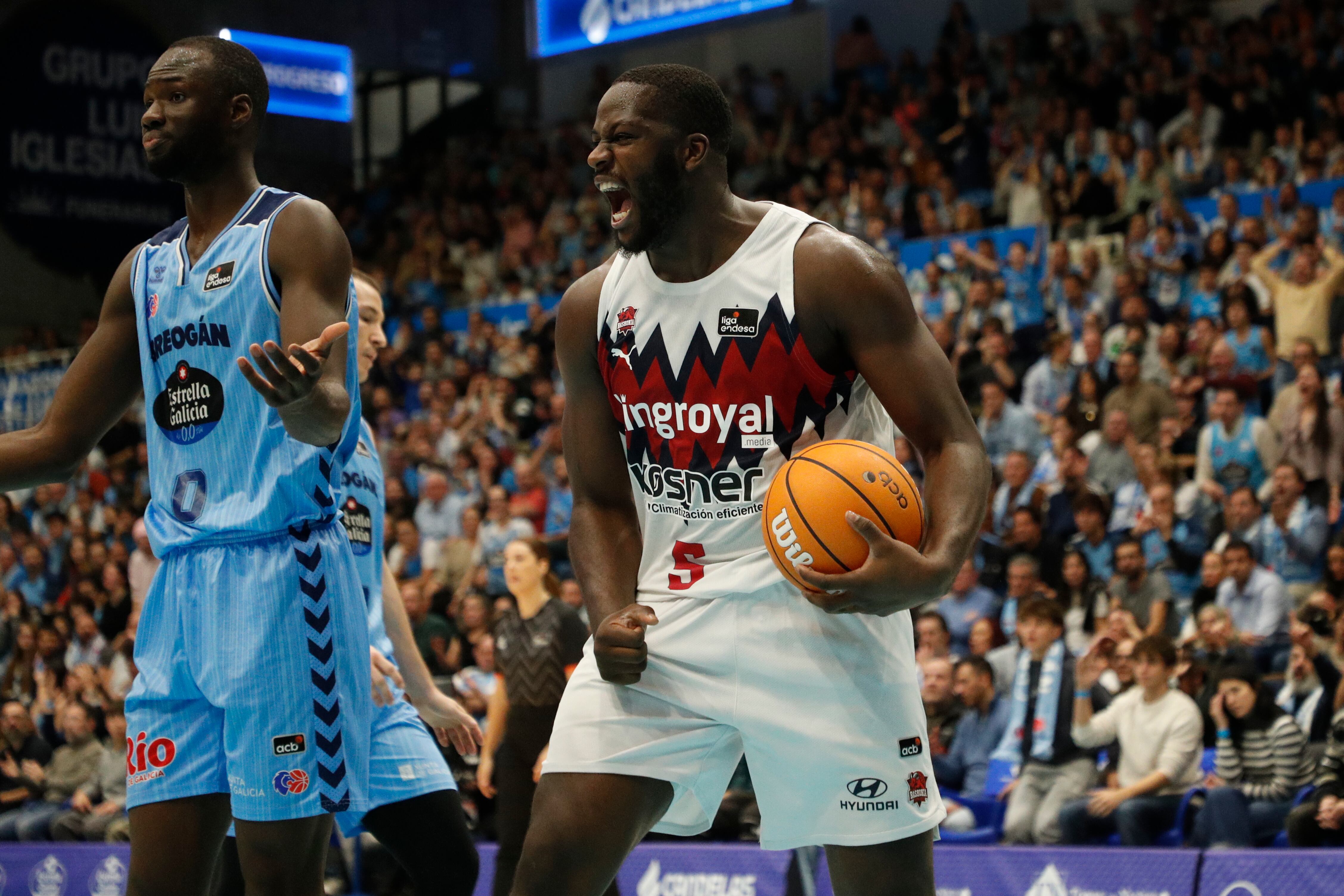 LUGO, 29/12/2025.- El alero canadiense del Baskonia Eugene Omoruyi (d) celebra una canasta durante el partido de la jornada 13 de la Liga ACB que Río Breogán y Baskonia disputan este lunes en el Pazo dos Deportes de Lugo. EFE/Eliseo Trigo