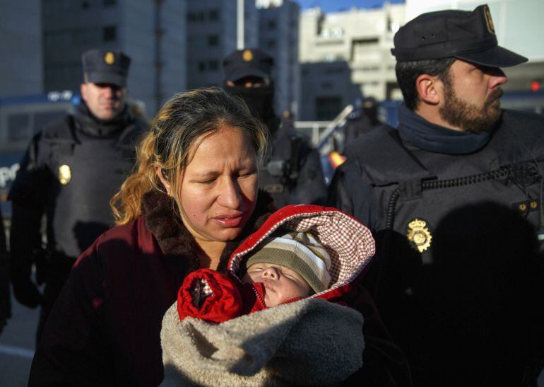 Cecilia Paredes, con su hijo, tras abandonar su casa.