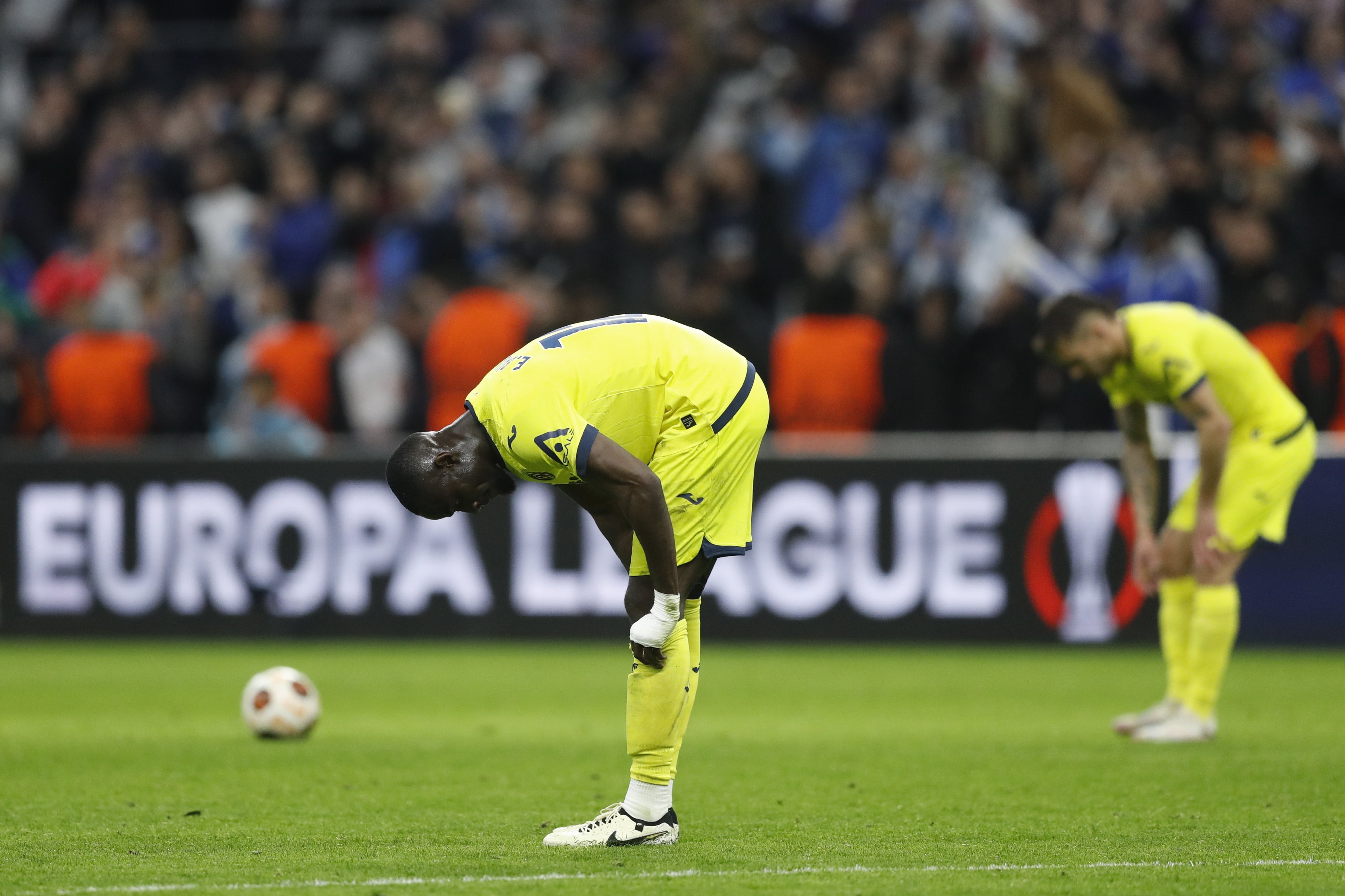 Los jugadores del Villarreal cabizbajos tras perder en el Vélodrome ante el Olympique de Marsella durante el encuentro de ida de los octavosde final de la Europa League. EFE/EPA/GUILLAUME HORCAJUELO