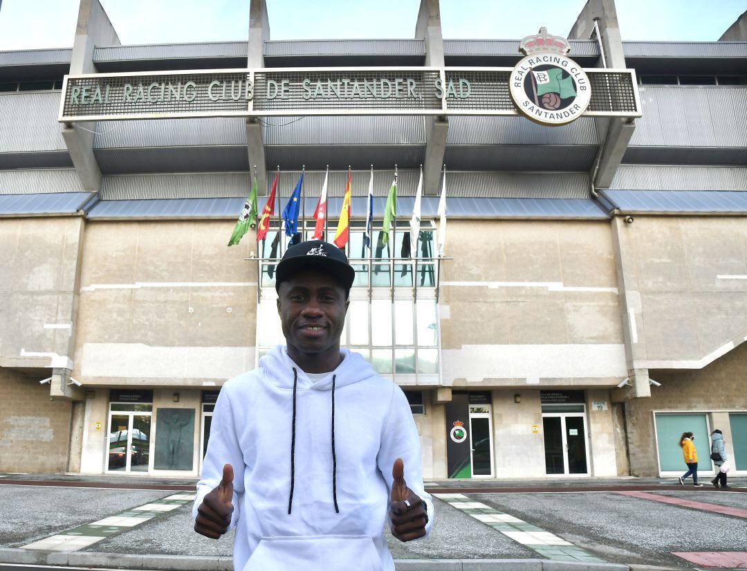 Isaac Nana, justo antes de entrar en las oficinas del Racing en El Sardinero.