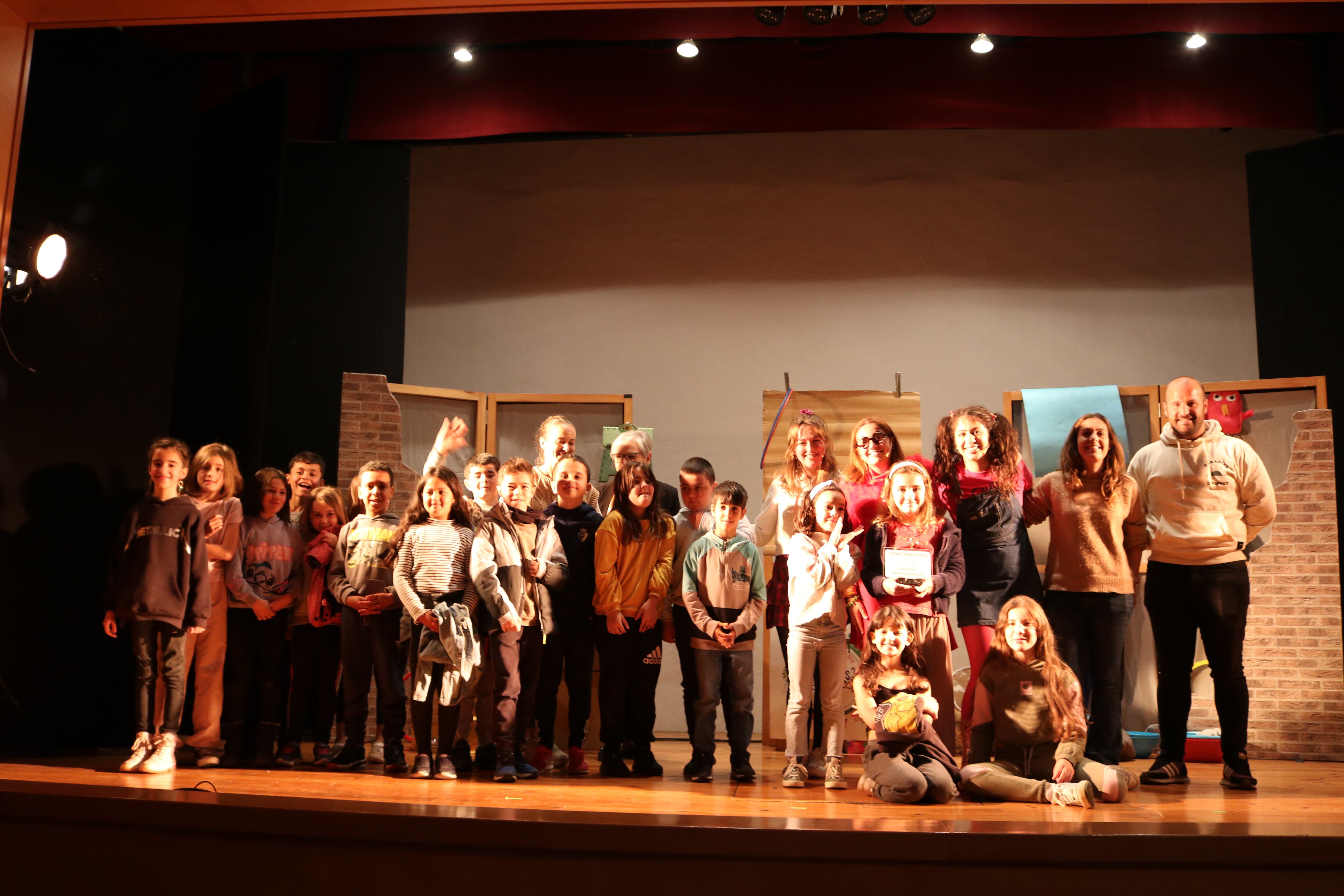 Tdiferencia entrega el premio a Odile Arzoz, del Colegio de Puente la Reina, ganadora de la III Edición del Certamen Literario