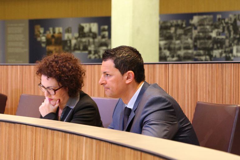 Judith Pallares i Jordi Gallardo, consellers liberals, durant la sessió de Consell