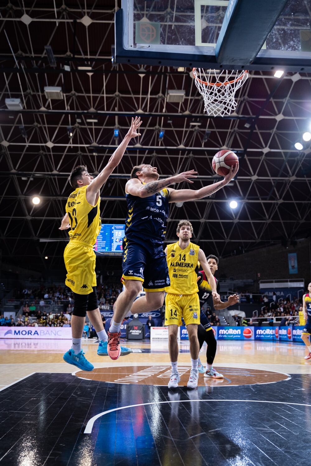 Rafa Luz fent una cistella contra l'Oviedo.