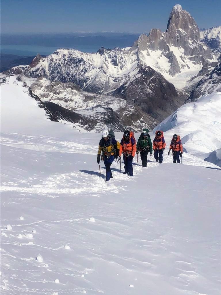 La expedición afronta la subida al Cerro de Gorra Blanca.