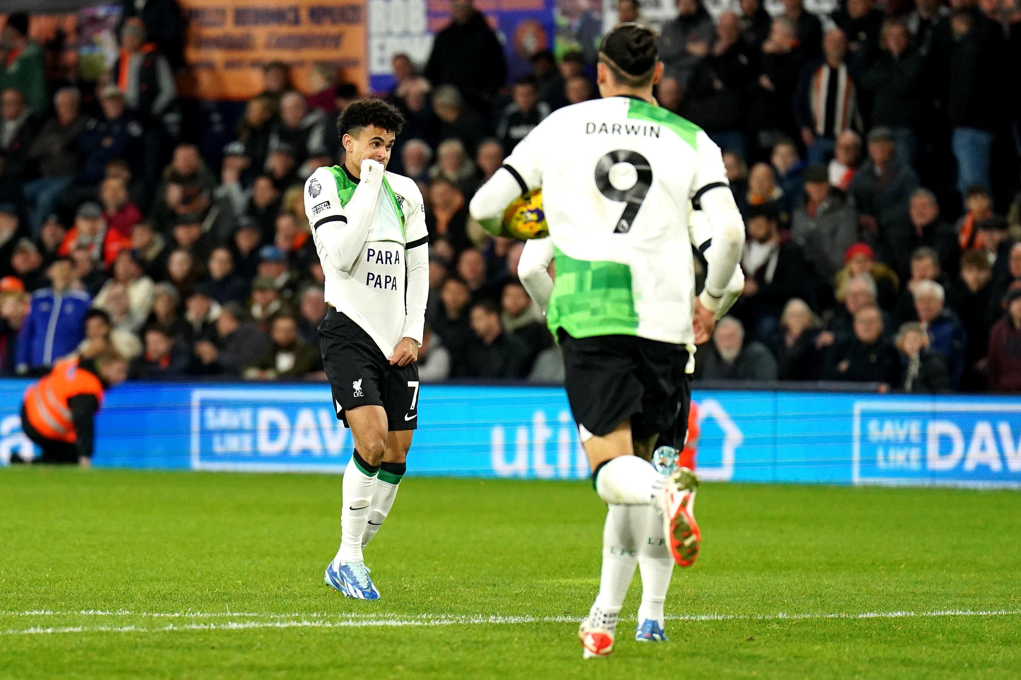 Luis Díaz dedica un gol a su padre durante el partido del Liverpool frente al Lutton. (Zac Goodwin/PA Images via Getty Images)