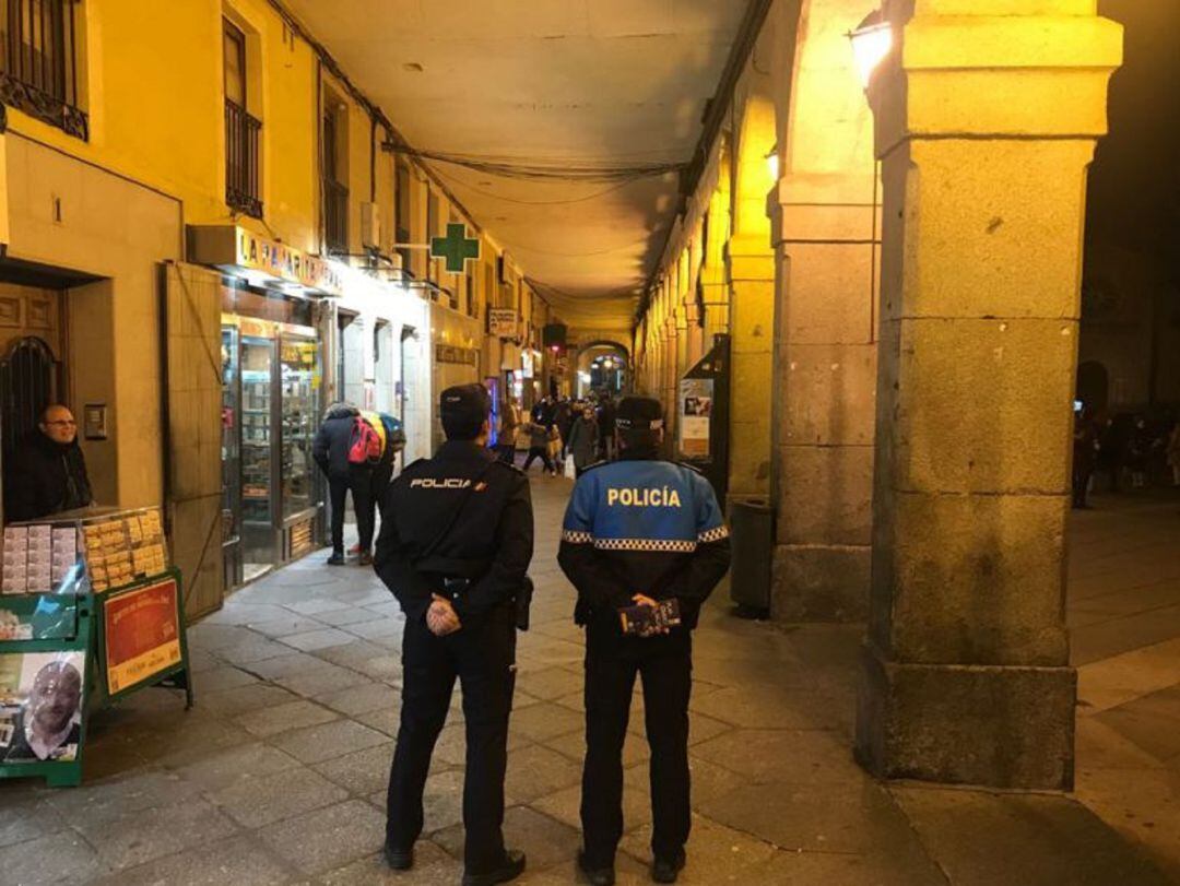 Una patrulla realizando labores de vigilancia en el Mercado Grande