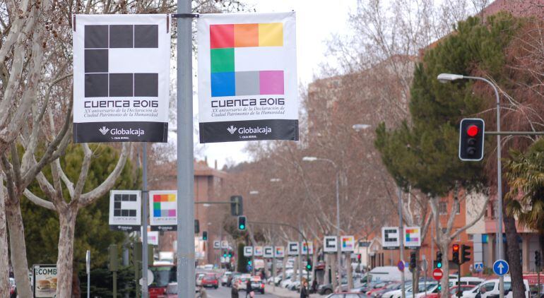 Banderolas de Cuenca 2016 en la calle Hermanos Becerril.