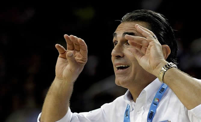 El entrenador de la selección española, Sergio Scariolo, da instrucciones a sus jugadores