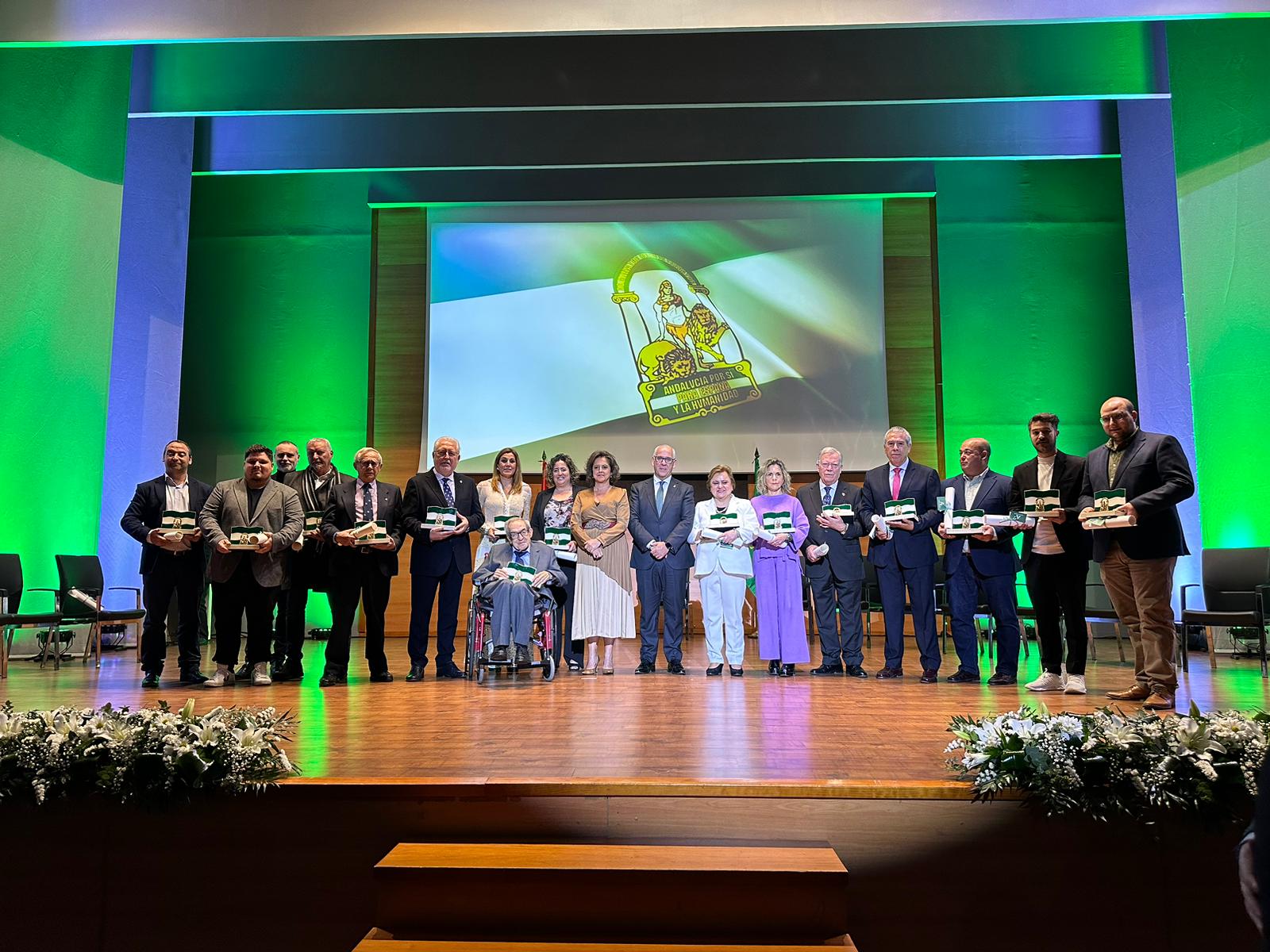 Foto de familia de los premiados con las Banderas de Jaén.