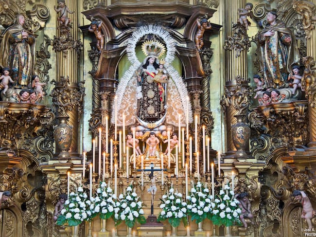 La Virgen del Carmen presidiendo su altar durante la novena