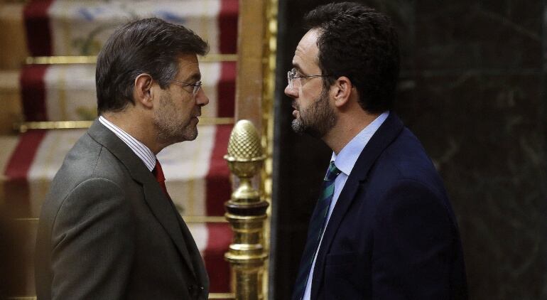 El ministro de Justicia, Rafael Catalá, y el portavoz del PSOE en el Congreso, Antonio Hernando, durante un pleno.