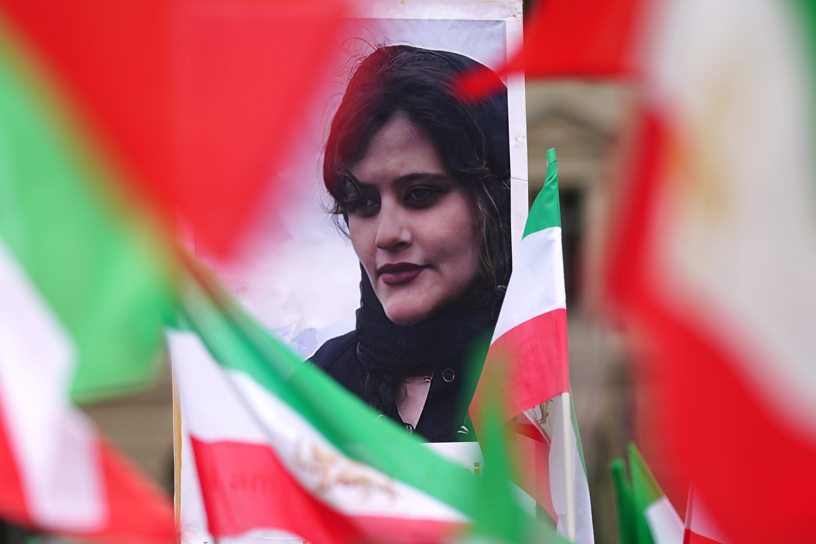 Retrato de Mahsa Amini durante una manifestación en Berñin. EFE/EPA/CLEMENS BILAN