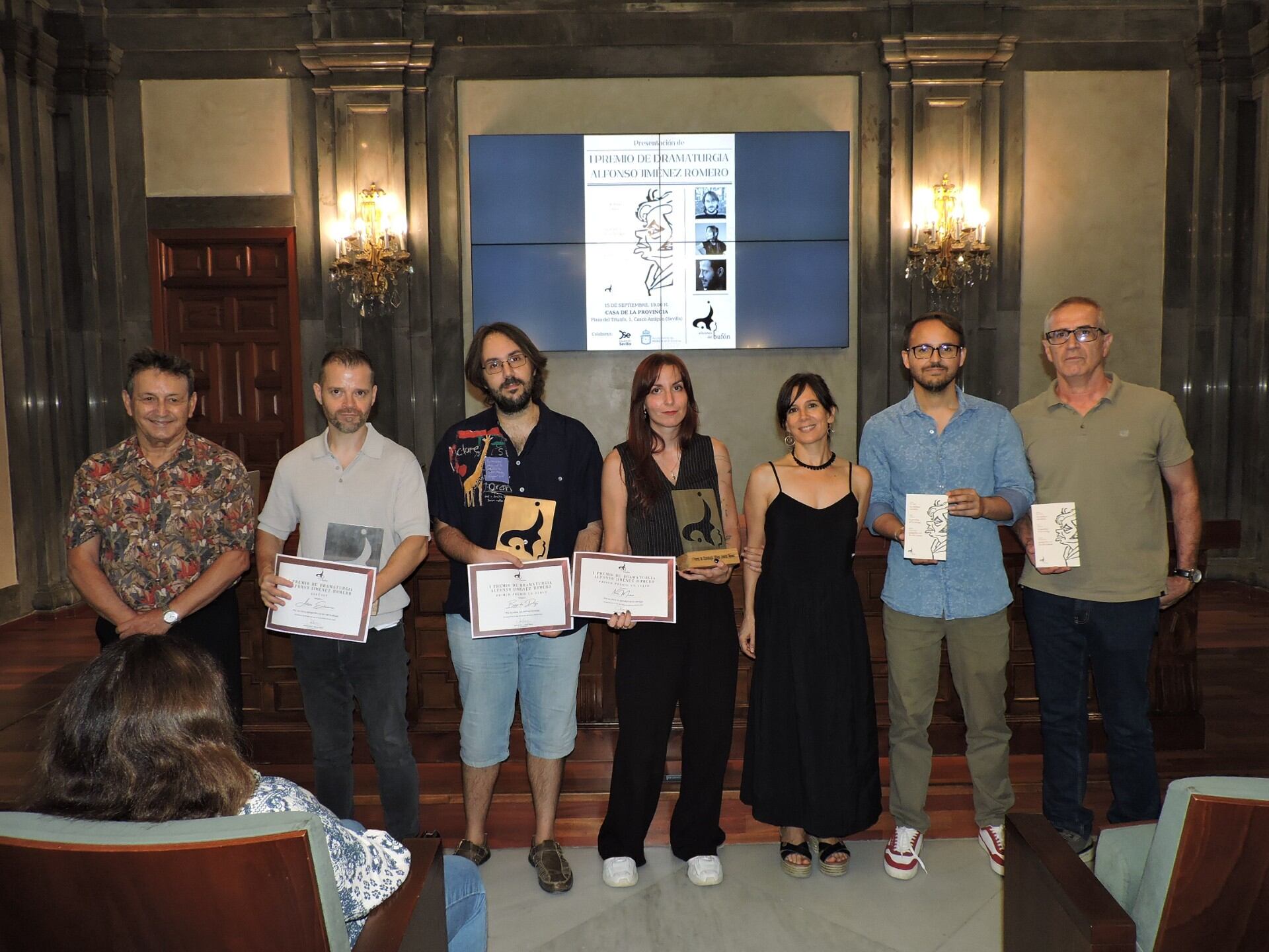 Foto de familia en el acto de entrega del Premio de Dramaturgia Alfonso Jiménez Romero, en la Casa de la Provincia/ Diputación de Sevilla