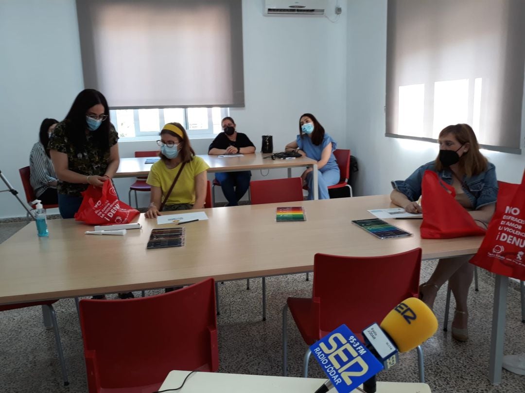 La concejala de Igualdad, Paqui Marcos, entrega el kit de promoción a las alumnas del taller