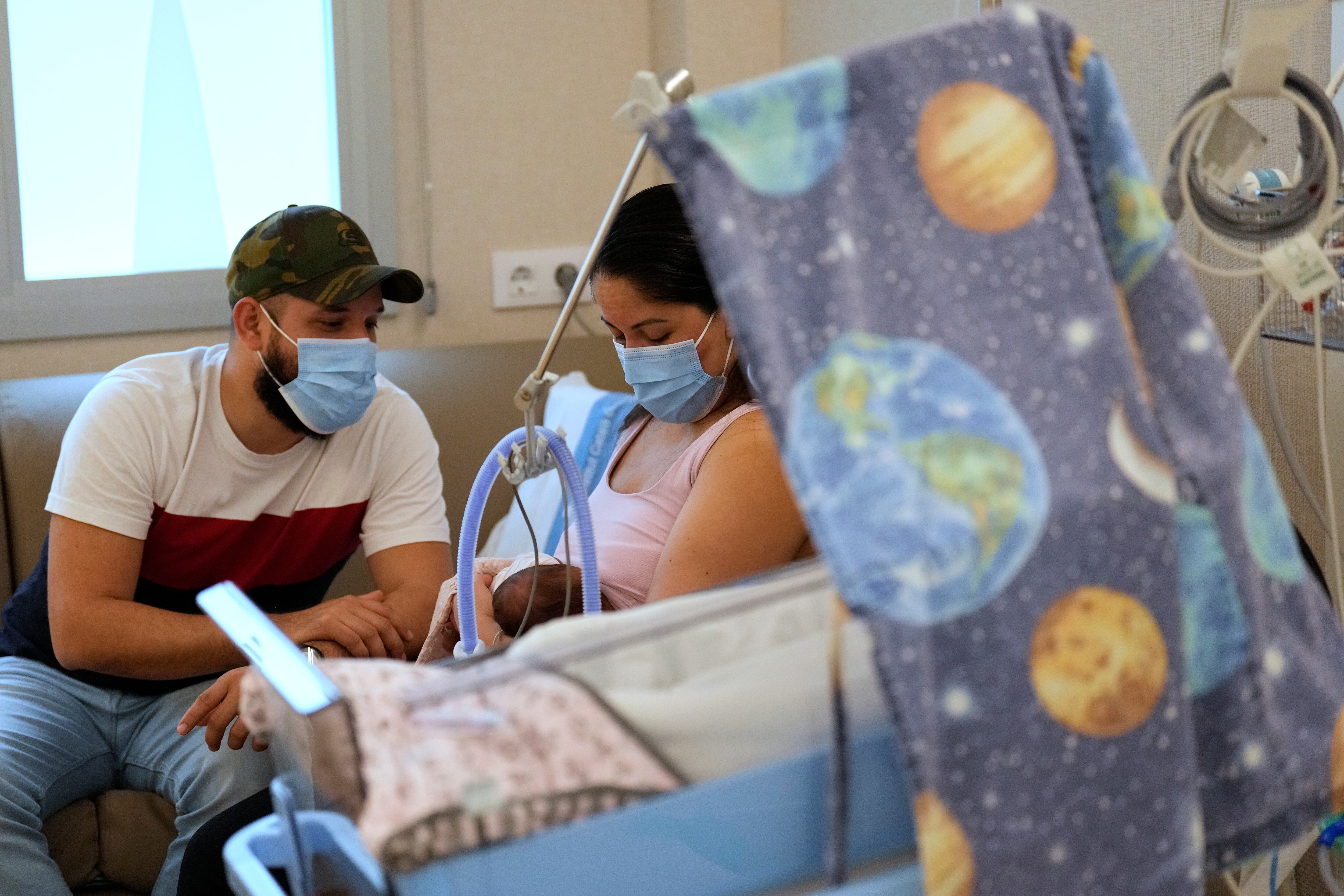 Uns pares amb el seu nadó a una de les 12 habitacions del nou Espai Familiar de Neonatologia