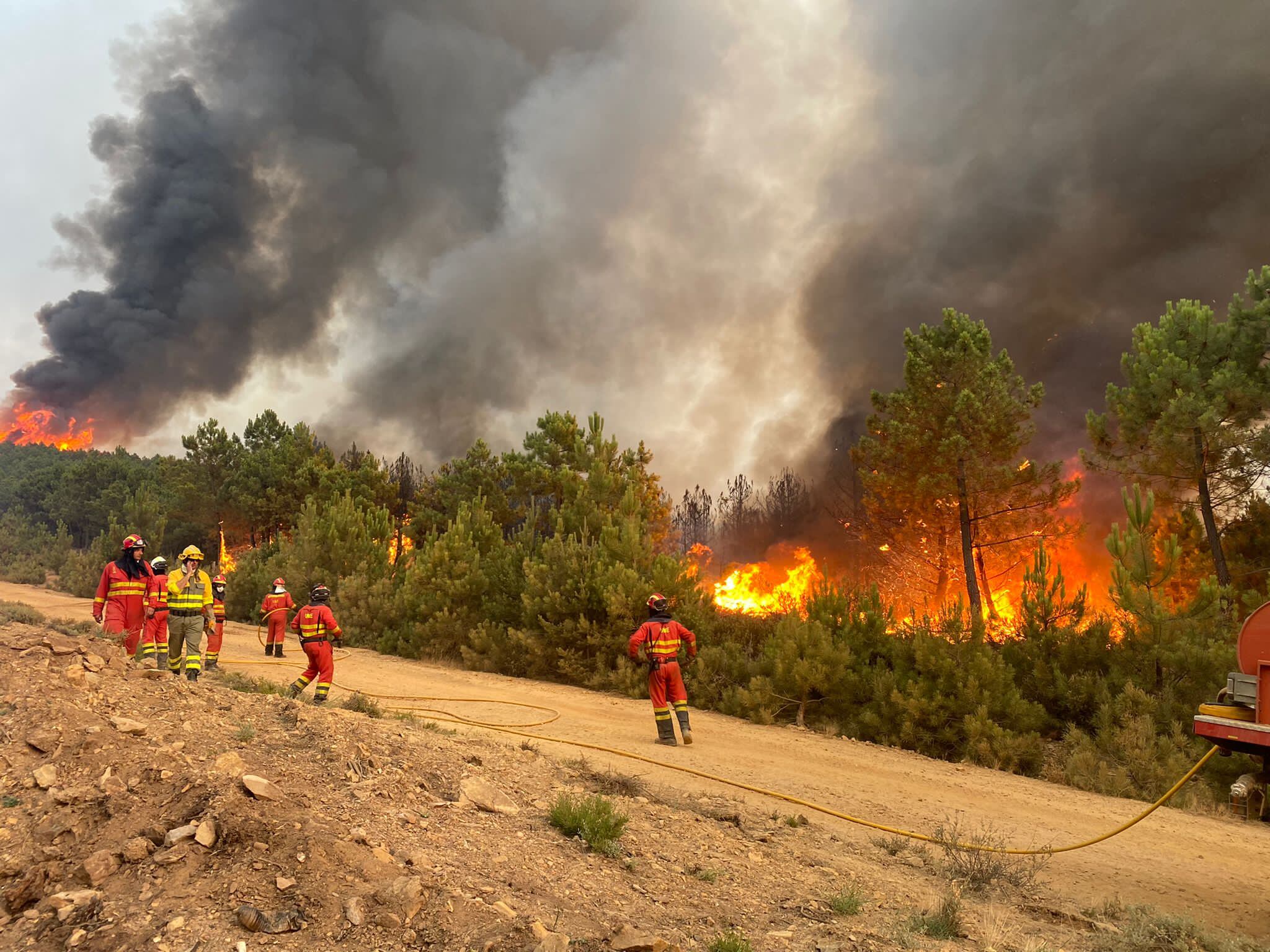 Medios de extinción trabajando en los fuegos de las sierras de Béjar y Candelario