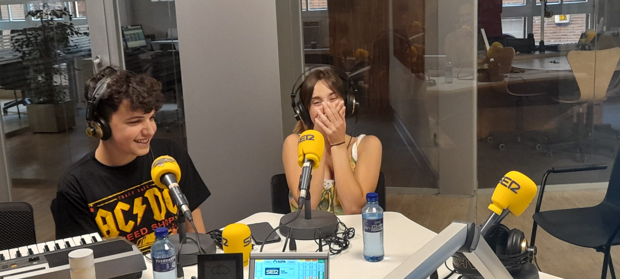 Rodrigo Cuesta y María Arilla en los estudios de Radio Aranda de la Cadena SER