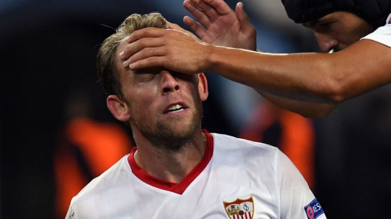 Un jugador del Sevilla felicita a Krohn Dehli tras marcar un tanto