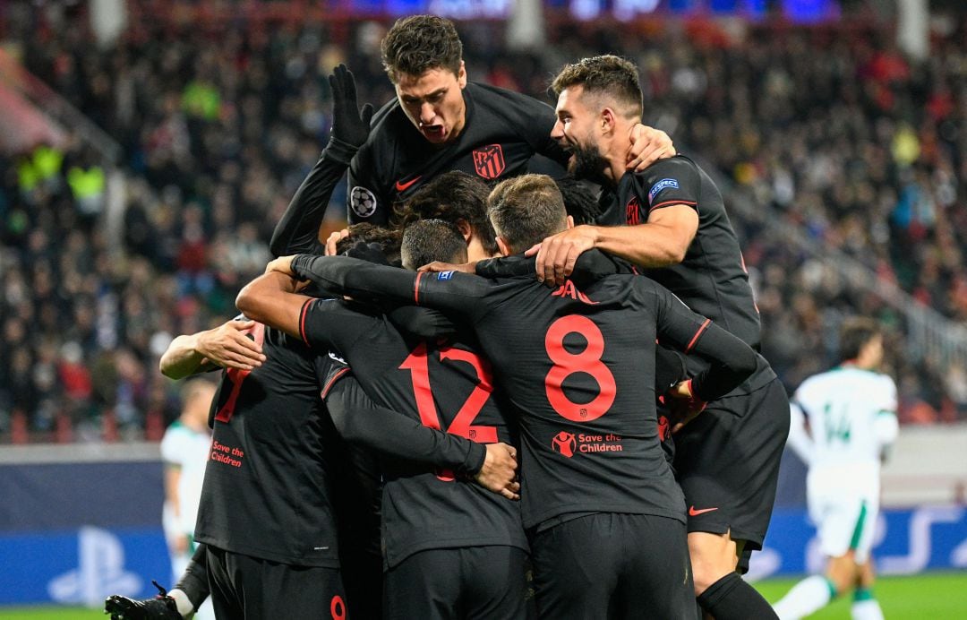 Los jugadores del Atlético celebran el primer gol. 