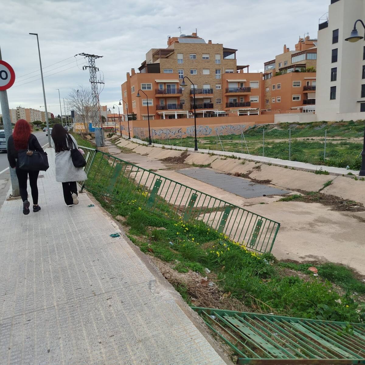 El Partido Cantonal alerta del peligro que corren los alumnos del colegio San Vicente de Paúl por la falta de barandillas en la rambla de Benipila