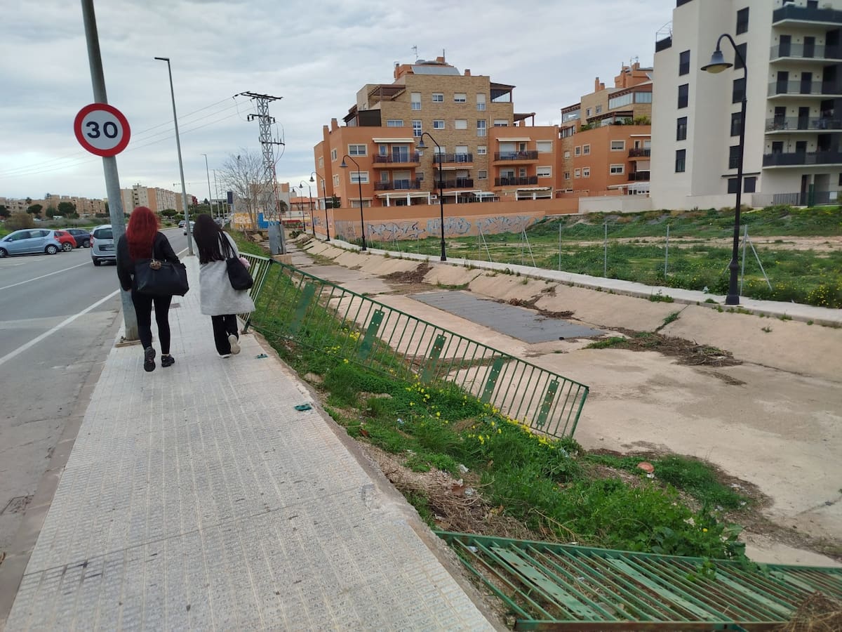 El Partido Cantonal alerta del peligro que corren los alumnos del colegio San Vicente de Paúl por la falta de barandillas en la rambla de Benipila