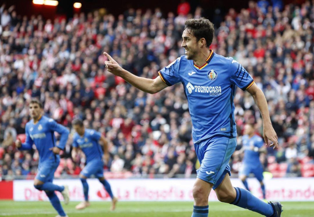 El delantero del Getafe Jaime Mata, festeja su gol contra el Athletic de Bilbao, durante el partido correspondiente a la decimotercera jornada de LaLiga Santander, disputado en el estadio San Mamés.