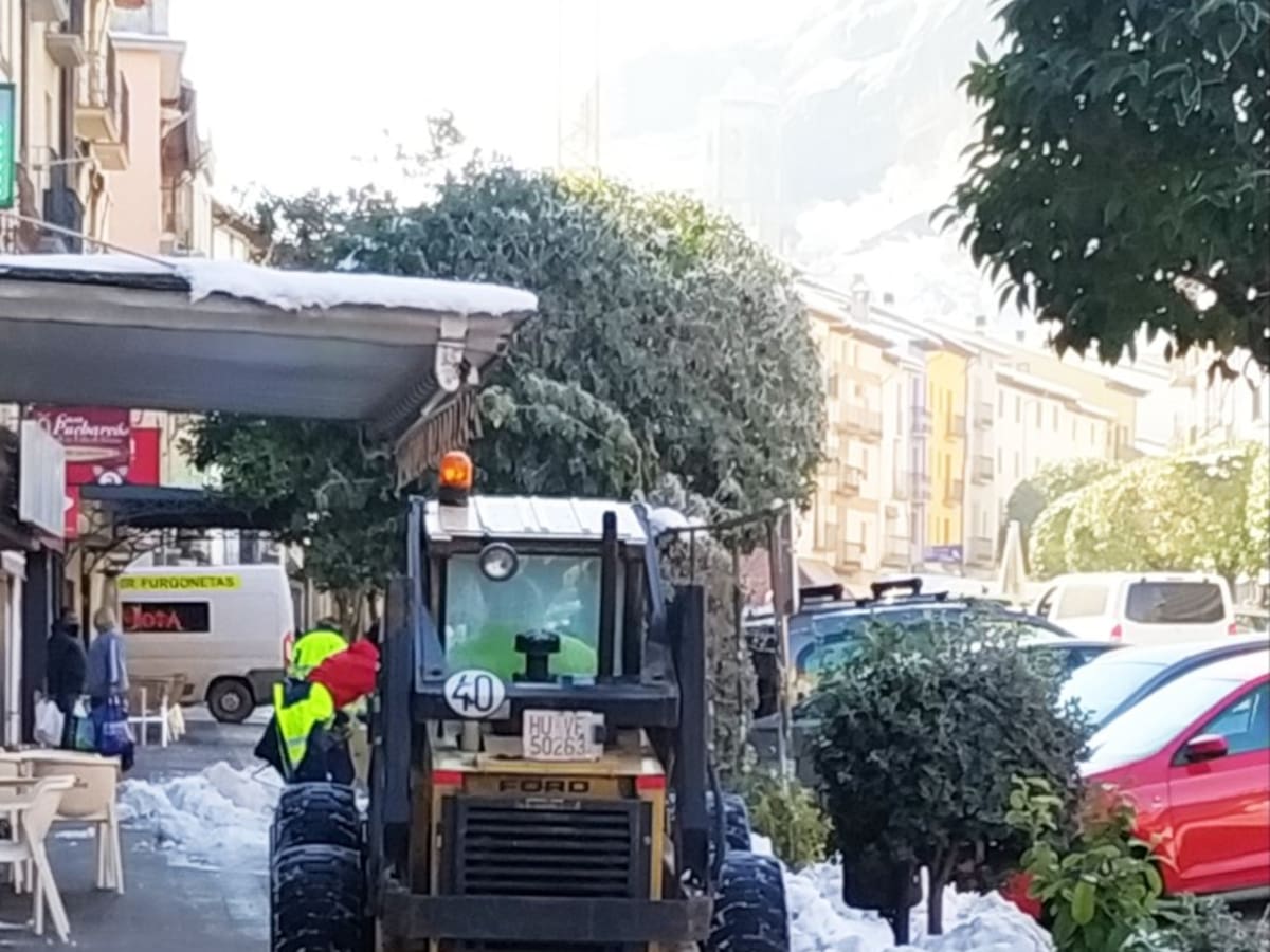 Continúan las labores para limpiar la nieve de las calles