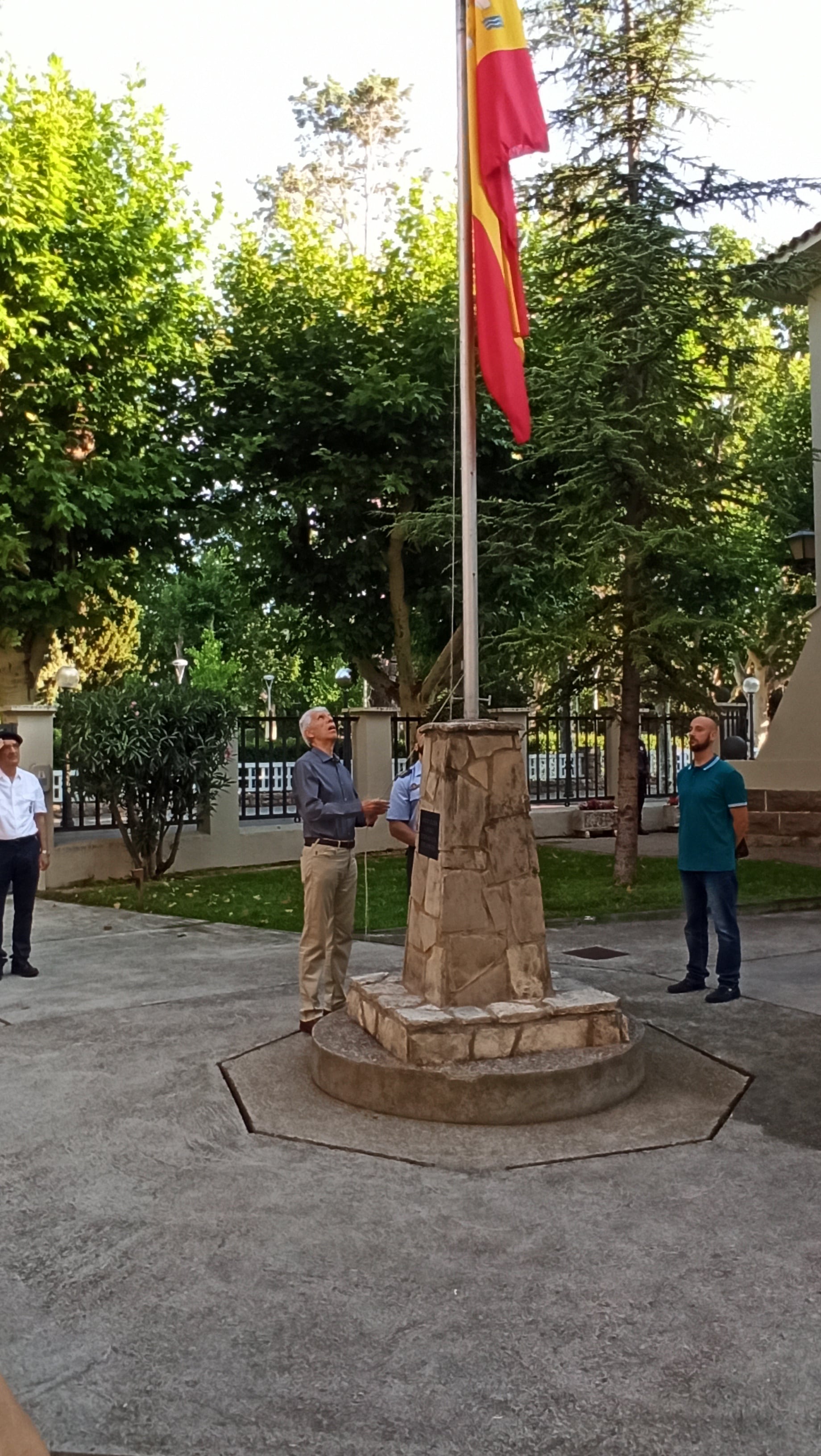 José Luis Ciria era el encargado de izar la bandera