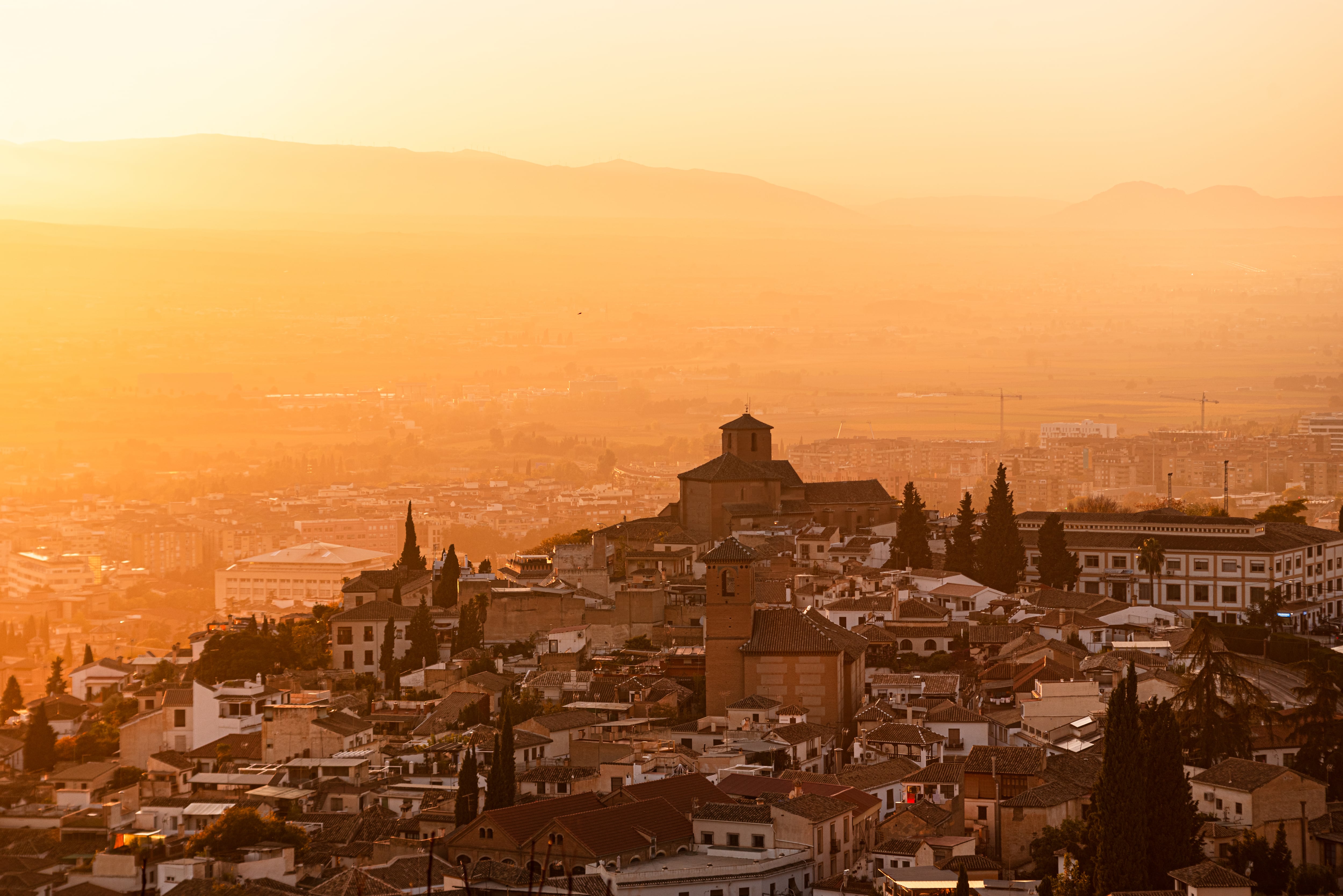 El sol brilla sobre la ciudad de Granada.