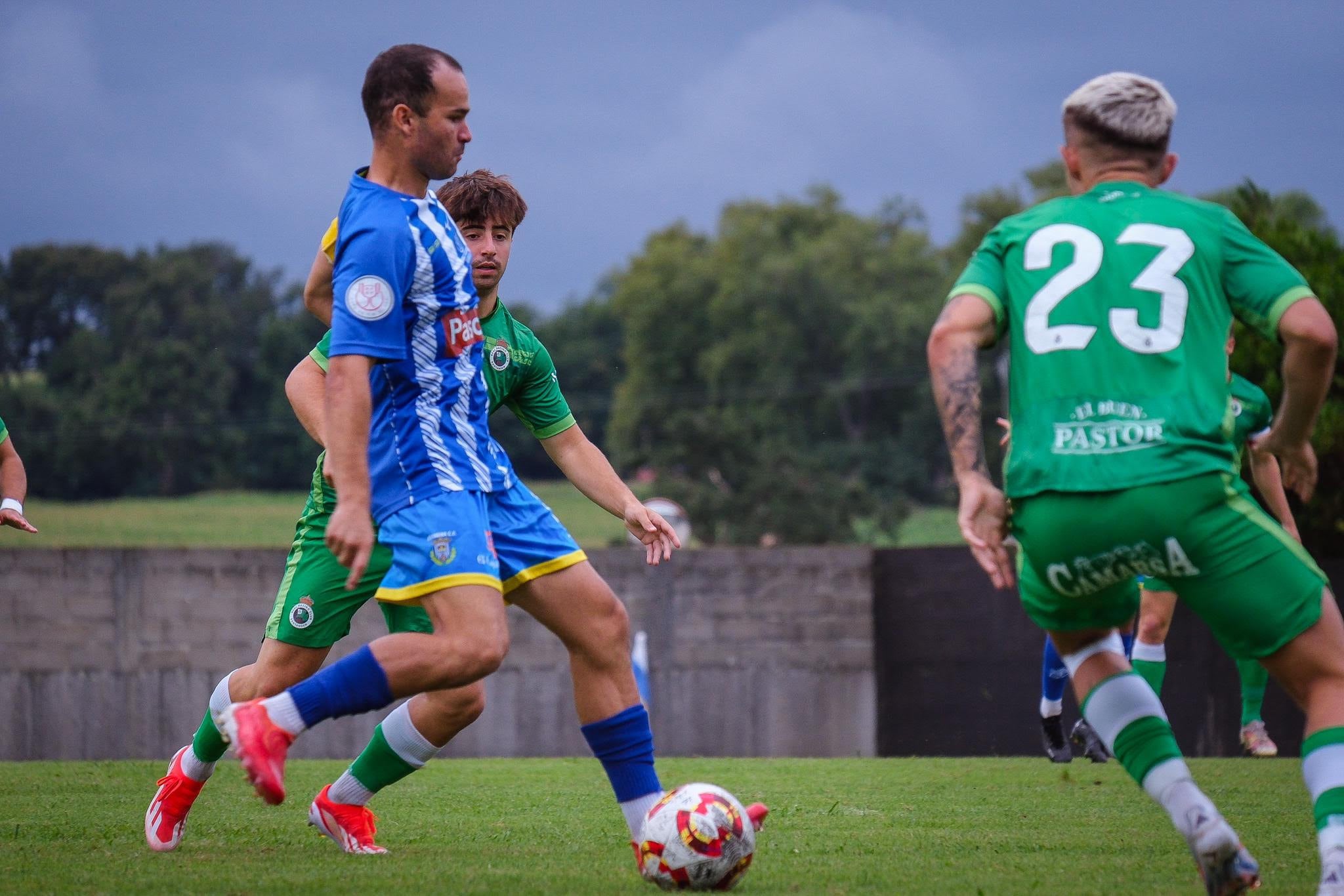 David Sanz dirige el balón en un encuentro de pretemporada de la Arandina