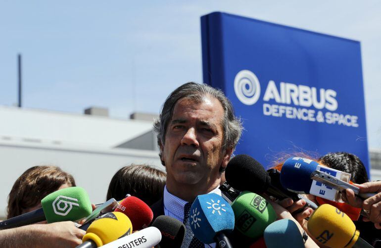 Fernando Alonso, head of Airbus flight testing and operations, speaks during a news conference at an Airbus assembly plant in the Andalusian capital of Seville May 11, 2015. Shares in Airbus Group fell on Monday after the weekend crash of an A400M military plane increased investors&#039; anxieties over Europe&#039;s largest and heavily delayed defence project, while the planemaker pledged to overcome the tragedy.  REUTERS/Marcelo del Pozo