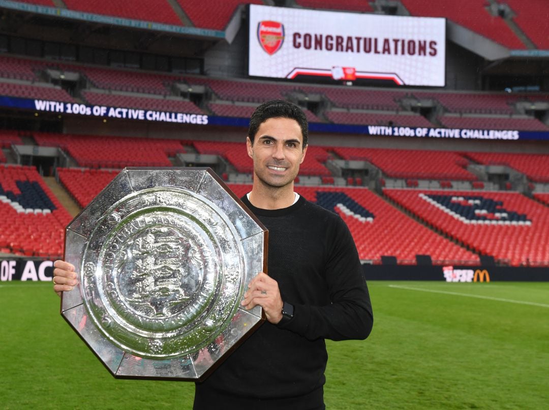 Mikel Arteta posa con el título de la Community Shield