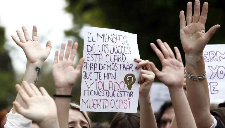 Cientos de personas protestan por la sentencia de la Audiencia Provincial que condena a los cinco acusados de la Manada por abusos sexuales.