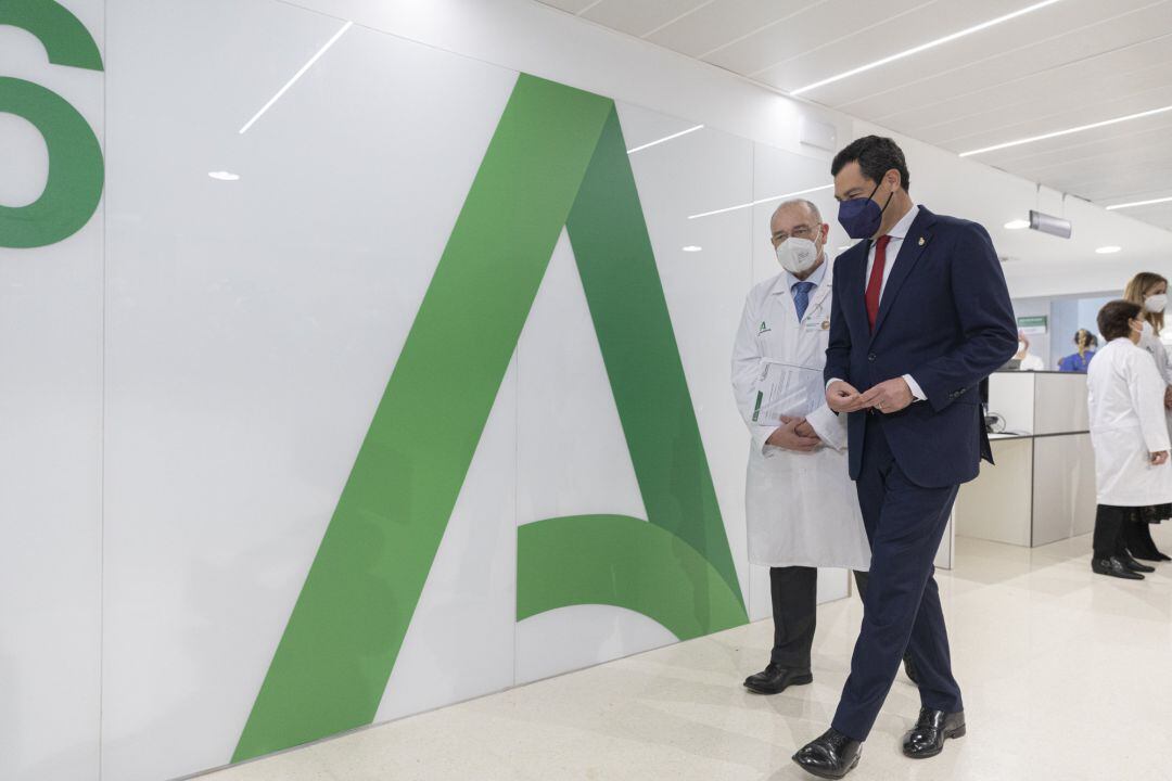 El presidente de la Junta, Juanma Moreno, junto al personal sanitario durante la inauguración del nuevo Hospital de Emergencia Covid-19, construido en el antiguo Hospital Militar Vigil de Quiñones.