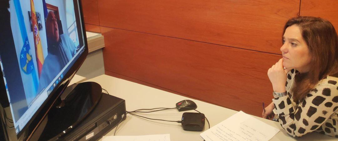 La alcaldesa, Inés Rey, asiste a una videoconferencia junto a otros regidores del área coruñesa