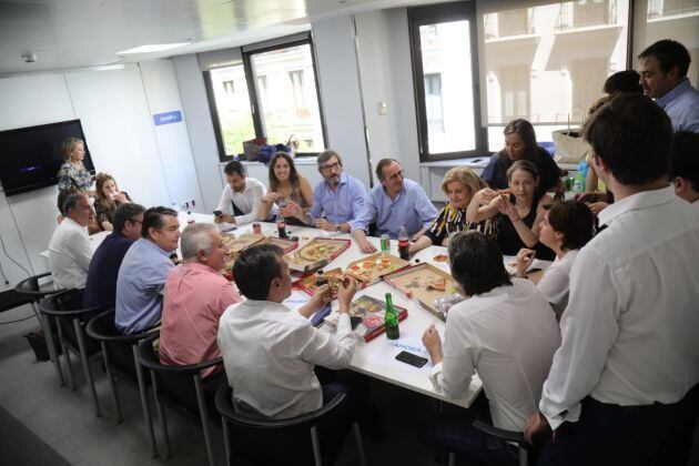 La comida del equipo de Soraya Sáenz de Santamaría donde estaban presentes los exministros Alfonso Alonso, Fátima Báñez, Iñigo de la Serna, Álvaro Nadal y Javier Arenas; También han almorzado el exdelegado del Gobierno, Antonio Sanz, el presidente del PP de Málaga, Elías Bendodo, los senadores Iñaki Oyarzabal y Edelmira Barreiro, y los diputados José Luis Ayllón y Belén Bajo, entre otros.