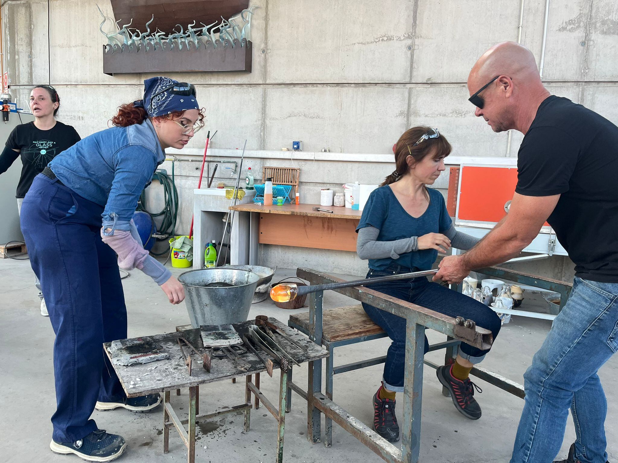 El Museo del Vidrio acoge un curso con jóvenes creadores de la Región para mantener viva una técnica única que exige precisión, paciencia y pasión