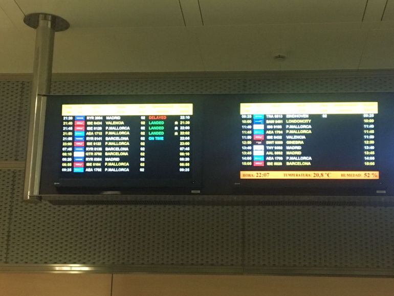 Imagen de archivo de las pantallas informativas del Aeropuerto