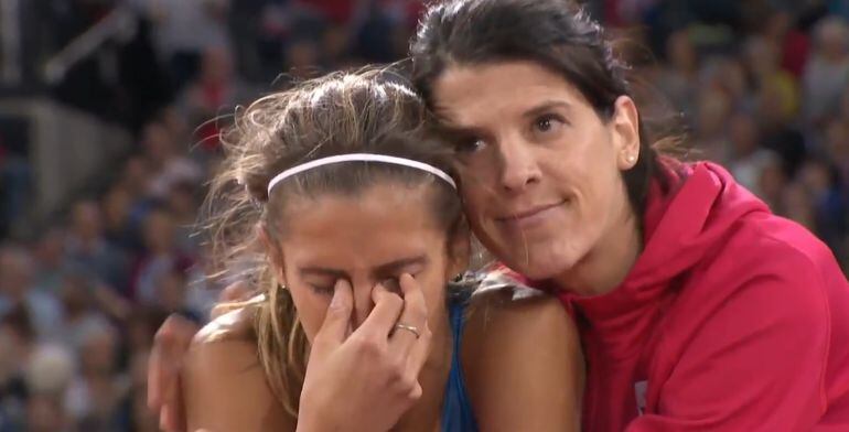 Momento en el que Beitia consuela a Alessia Trost 