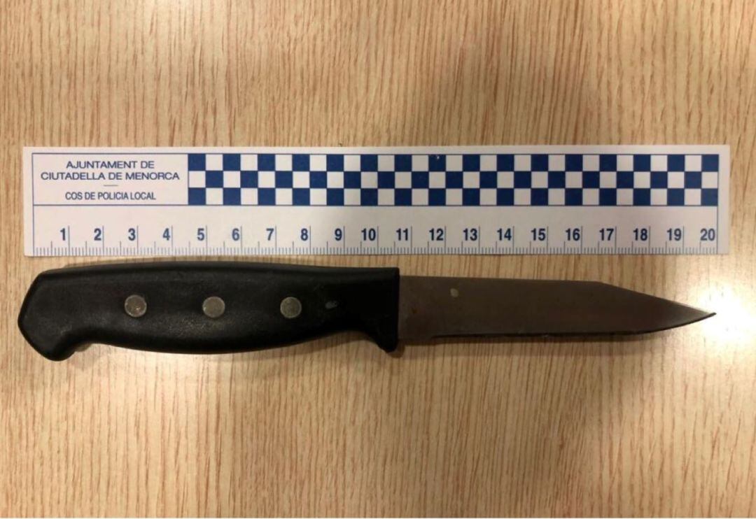 Aquest era el ganivet que tenia el detingut en ser interceptat per la policia local.