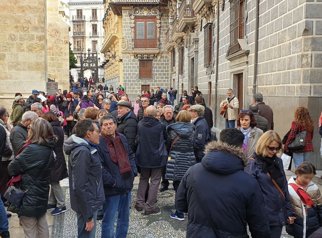 Turistas en la calle Oficios de Granada, junto a la Capilla Real en enero de 2020