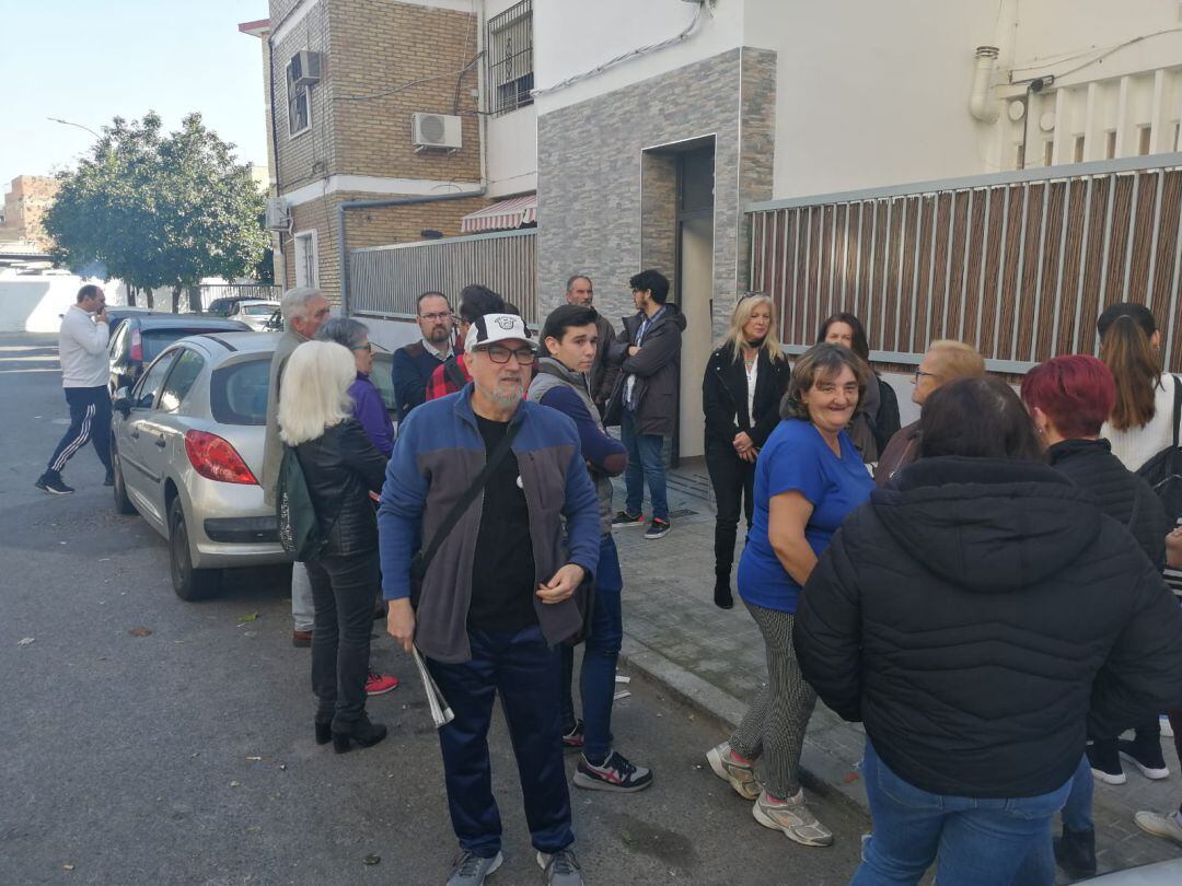 Familiares y amigos a las puertas del bloque de Francisco Javier y Marina.