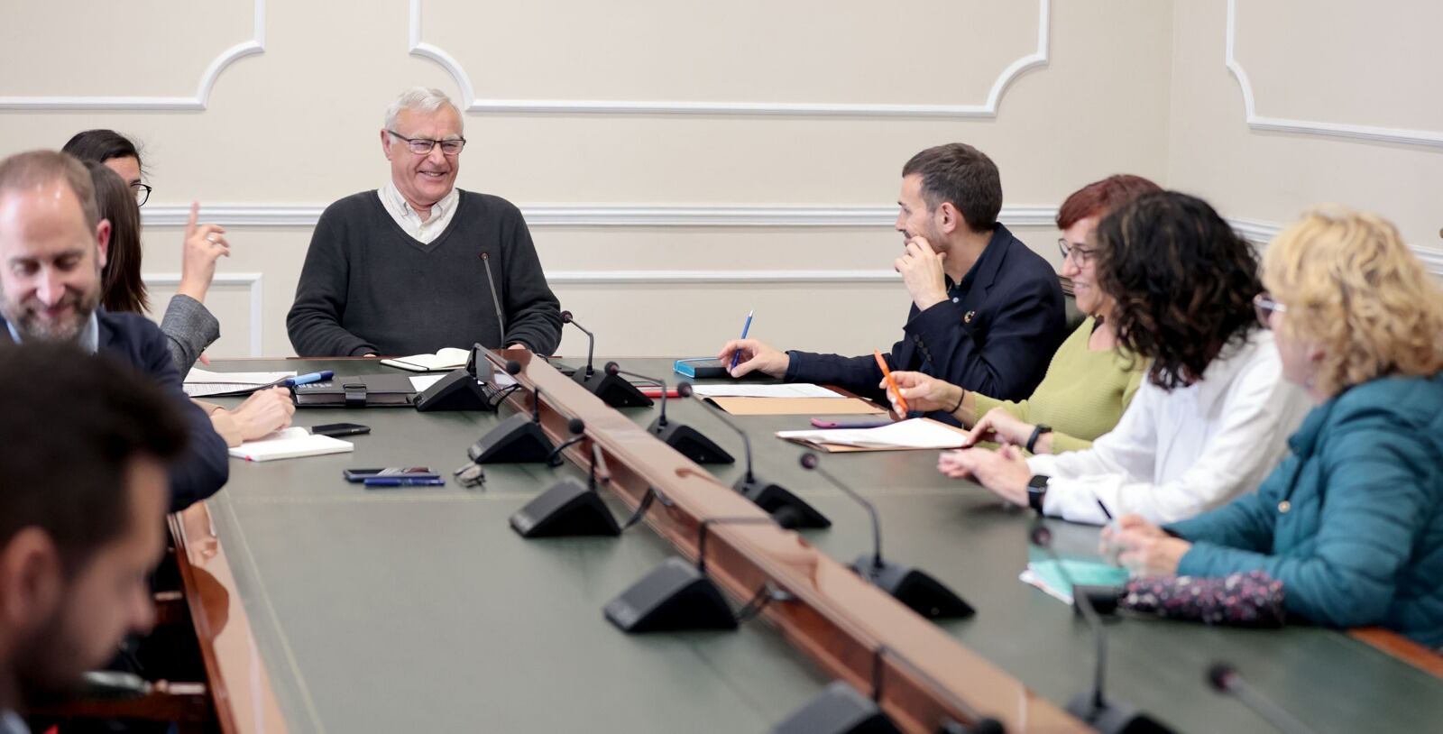 El equipo de gobierno se reúne con los vecinos y vecinas de la Malva-rosa. Fuente: gabinete Ayuntamiento