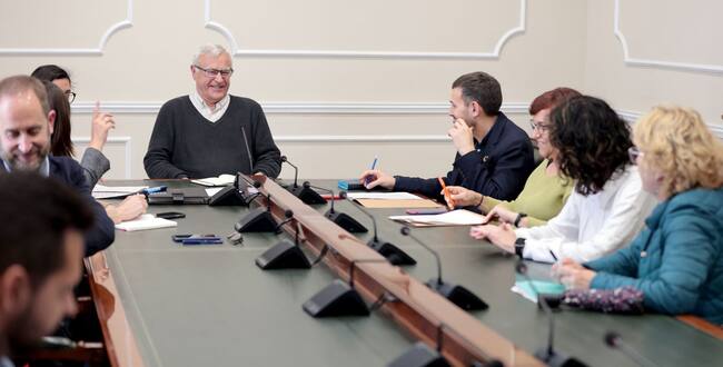 El equipo de gobierno se reúne con los vecinos y vecinas de la Malva-rosa. Fuente: gabinete Ayuntamiento